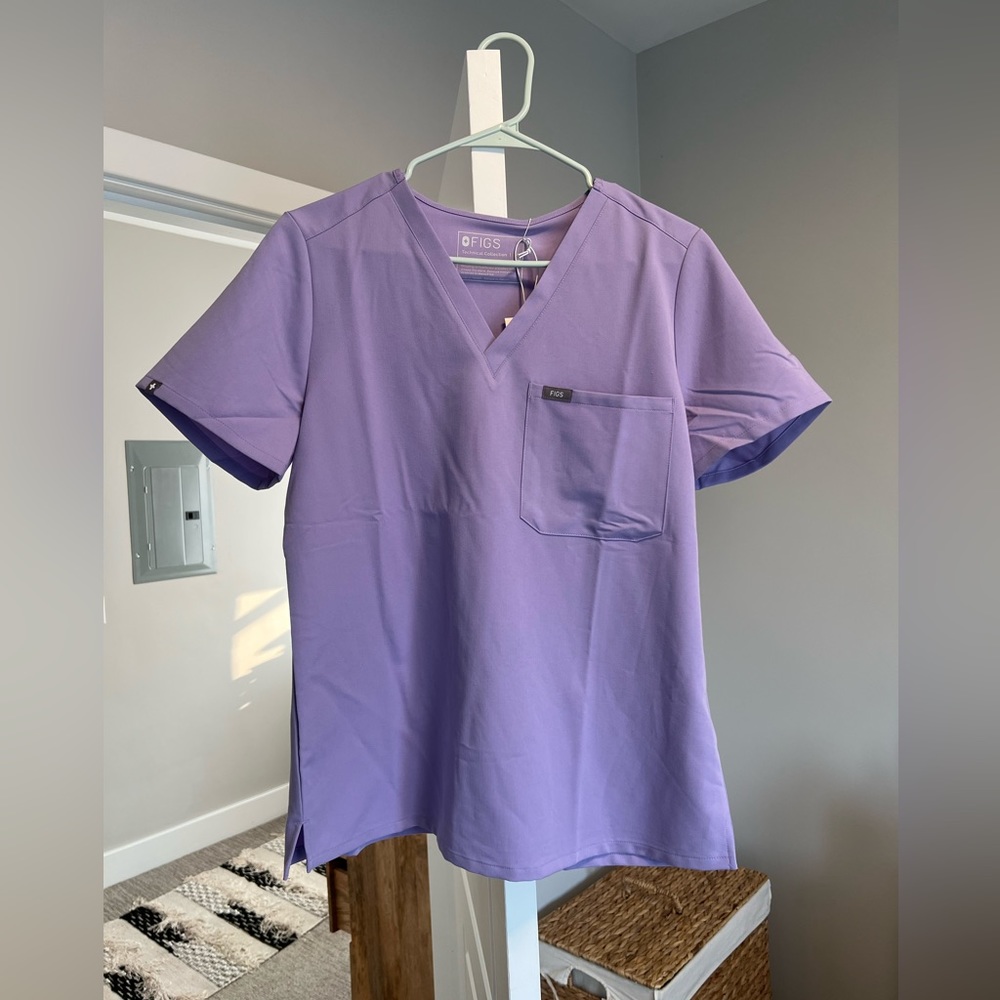 Women’s FIGS Catarina one pocket scrub top in lavender dew. Size M. BRAND NEW
